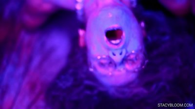 Barnið fróar sér á myndavélinni og fær fullnægingu.